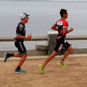 Craig Alexander demonstrating good hip extension after coming off the bike at the 2015 Geelong 70.3